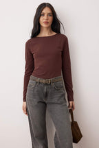 Trendyolmilla Kahverengi Pamuklu Kayık Yaka Fitted/Vücuda Oturan Esnek Bluz TWOAW24BZ00166