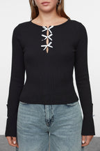 Trendyolmilla Ekru Fiyonk ve Cut Out Detaylı Bisiklet Yaka Slim/Vücuda Oturan Örme Bluz TWOAW25BZ00177