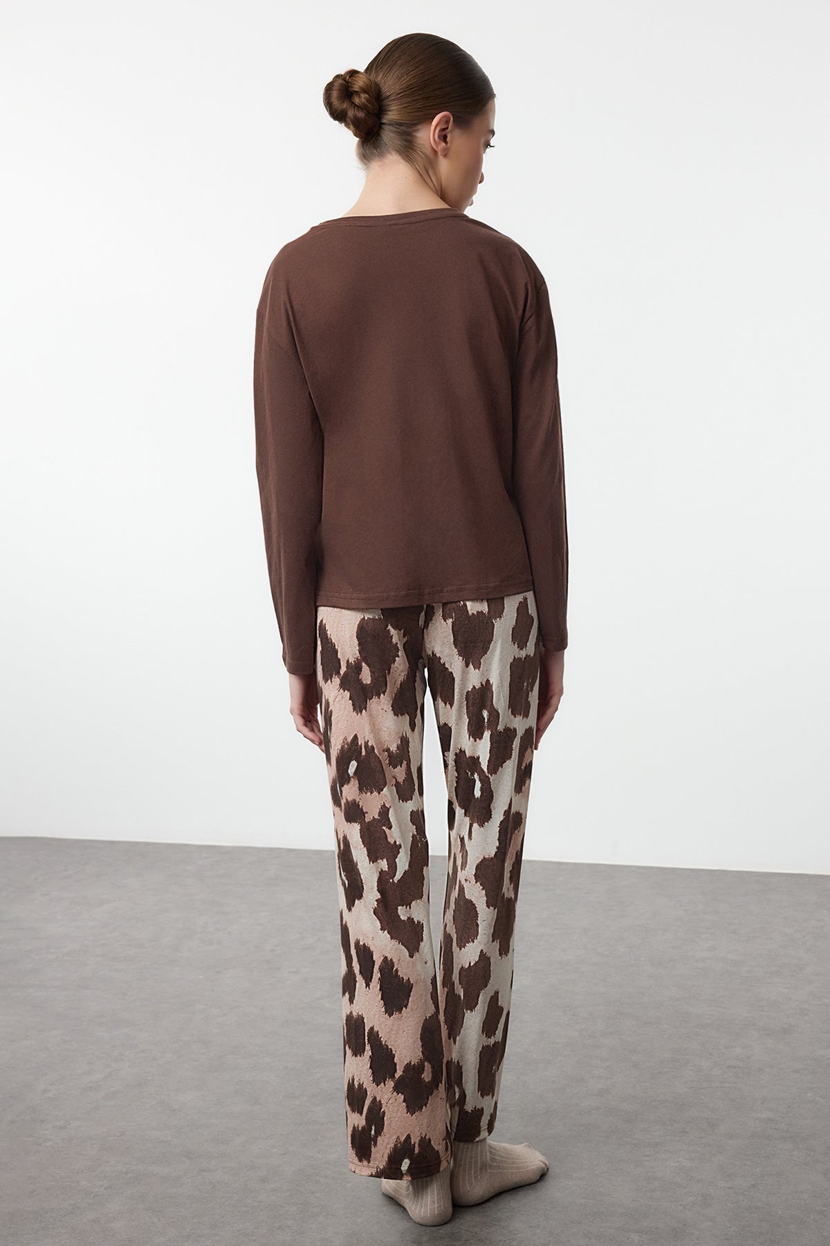 Trendyolmilla Beyaz-Siyah Leopar Desenli Örme Pijama Takımı THMAW25PT00100
