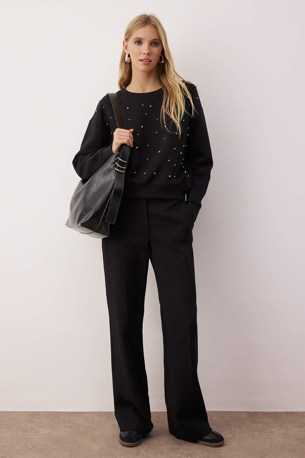 Trendyolmilla Siyah Taş Akseusar Detaylı Bisiklet Yaka Regular Crop Örme Sweatshirt TWOAW26SW00090 Secondary image