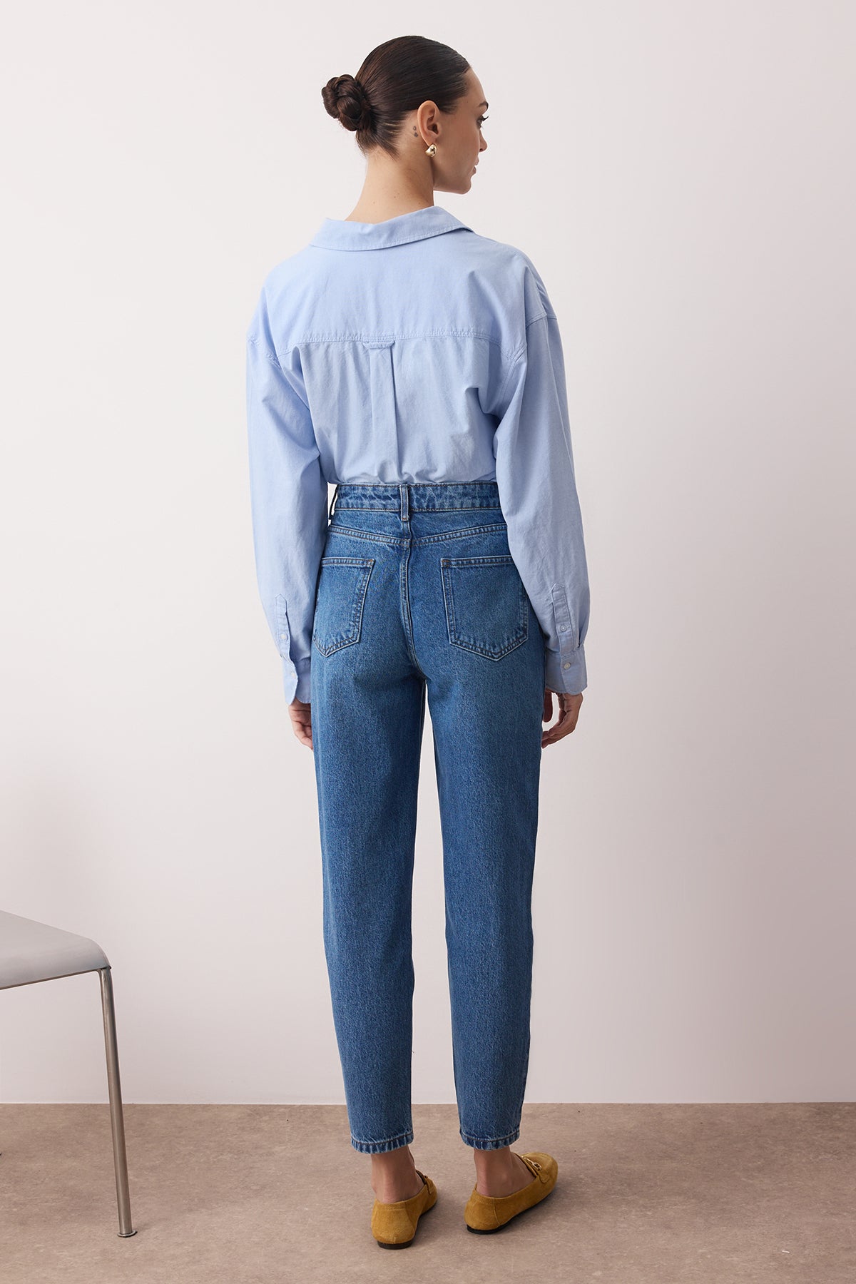 Trendyolmilla Koyu Mavi Yüksek Bel Mom %100 Pamuk Non-Stretch Jeans TWOSS25JE00277