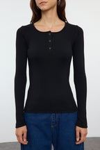 Trendyolmilla Siyah Çıtçıtlı Fitted/Vücuda Oturan Fitilli Esnek Örme Bluz TWOAW25BZ00080