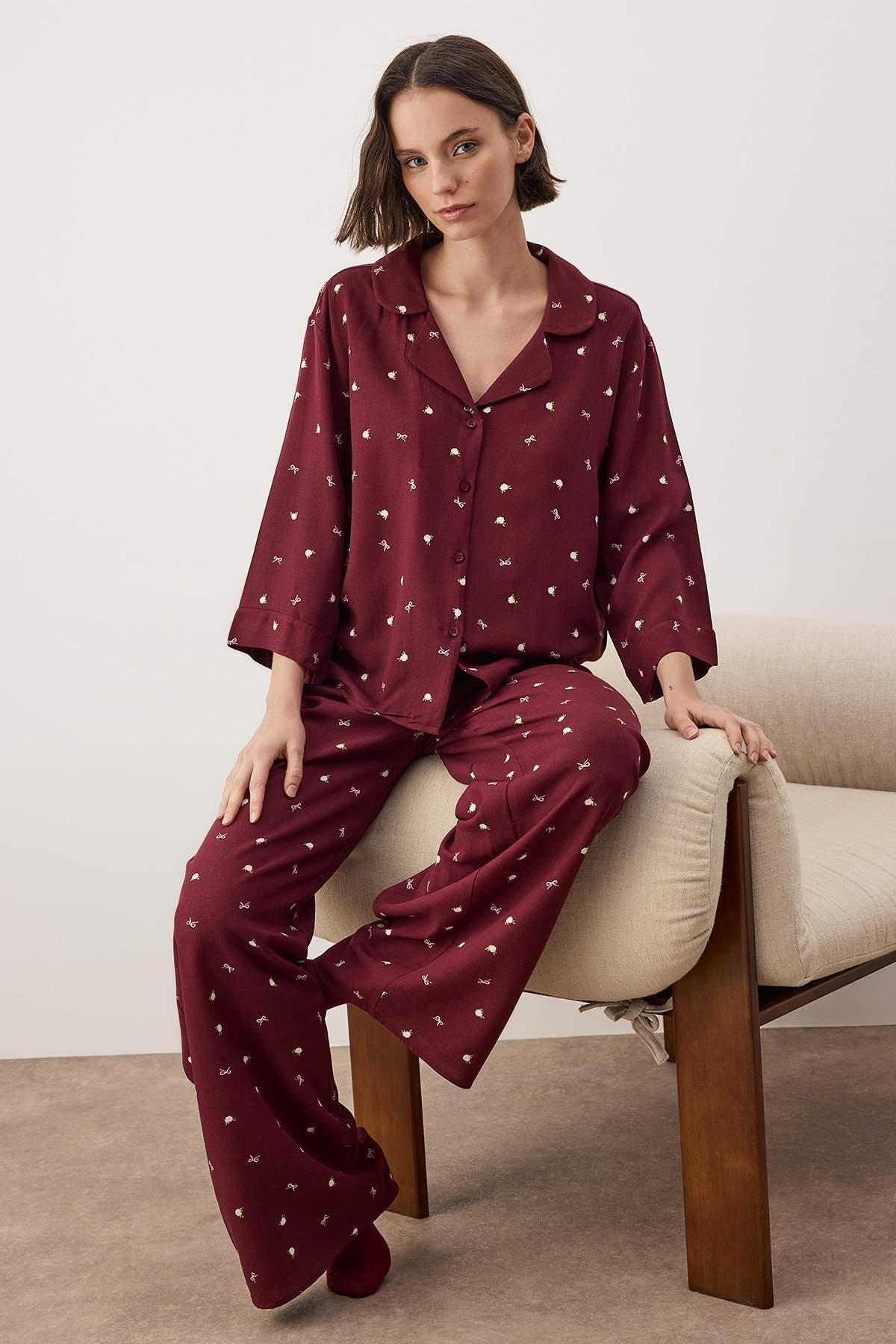 Trendyolmilla Ekru Baskılı Viskon Dokuma Pijama Takımı THMAW26PT00065