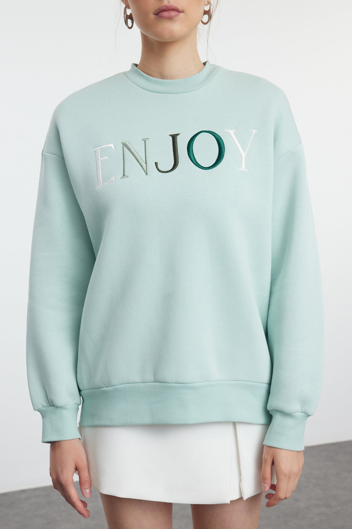 Mint Slogan Nakış Detaylı Oversize/Geniş Kalıp Bisiklet Yaka Örme Sweatshirt TWOAW25SW00127
