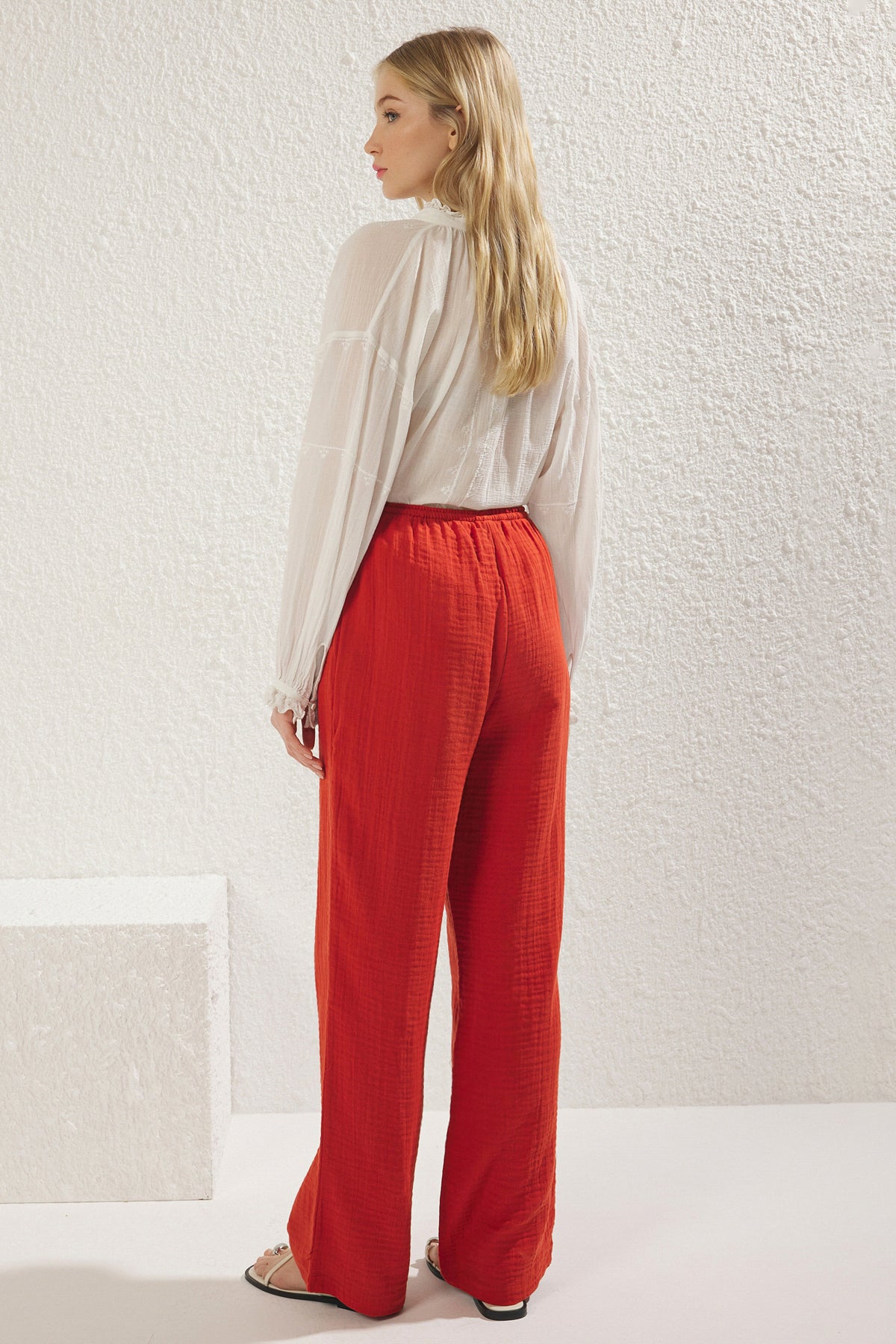 Trendyolmilla Vizon Müslin Beli Lastikli İnce Kumaş Wide Leg/Geniş Paça Dokuma Pantolon TWOSS25PL00067