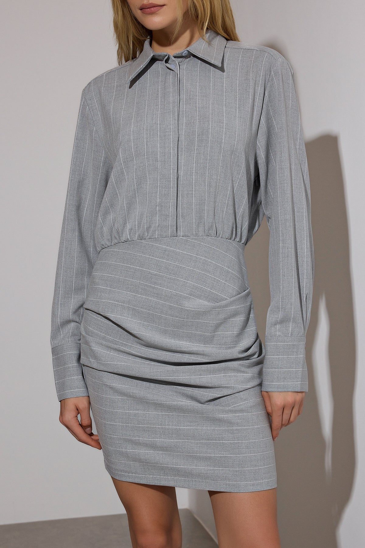 Limited Edition Gri Çizgili Poliviskon Drape Detaylı Vücuda Oturan Mini Dokuma Elbise TWOAW26EL00126