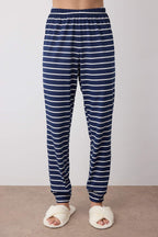 Trendyolmilla Kadın Couple/Çift Lacivert %100 Pamuklu Çizgili Yılbaşı Temalı Örme Pijama Takımı THMAW25PT00164