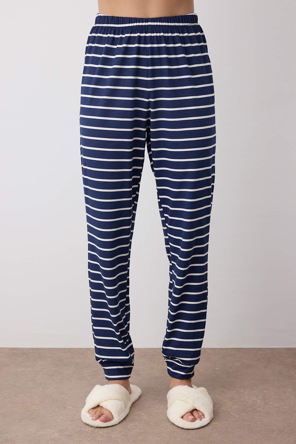Trendyolmilla Kadın Couple/Çift Lacivert %100 Pamuklu Çizgili Yılbaşı Temalı Örme Pijama Takımı THMAW25PT00164