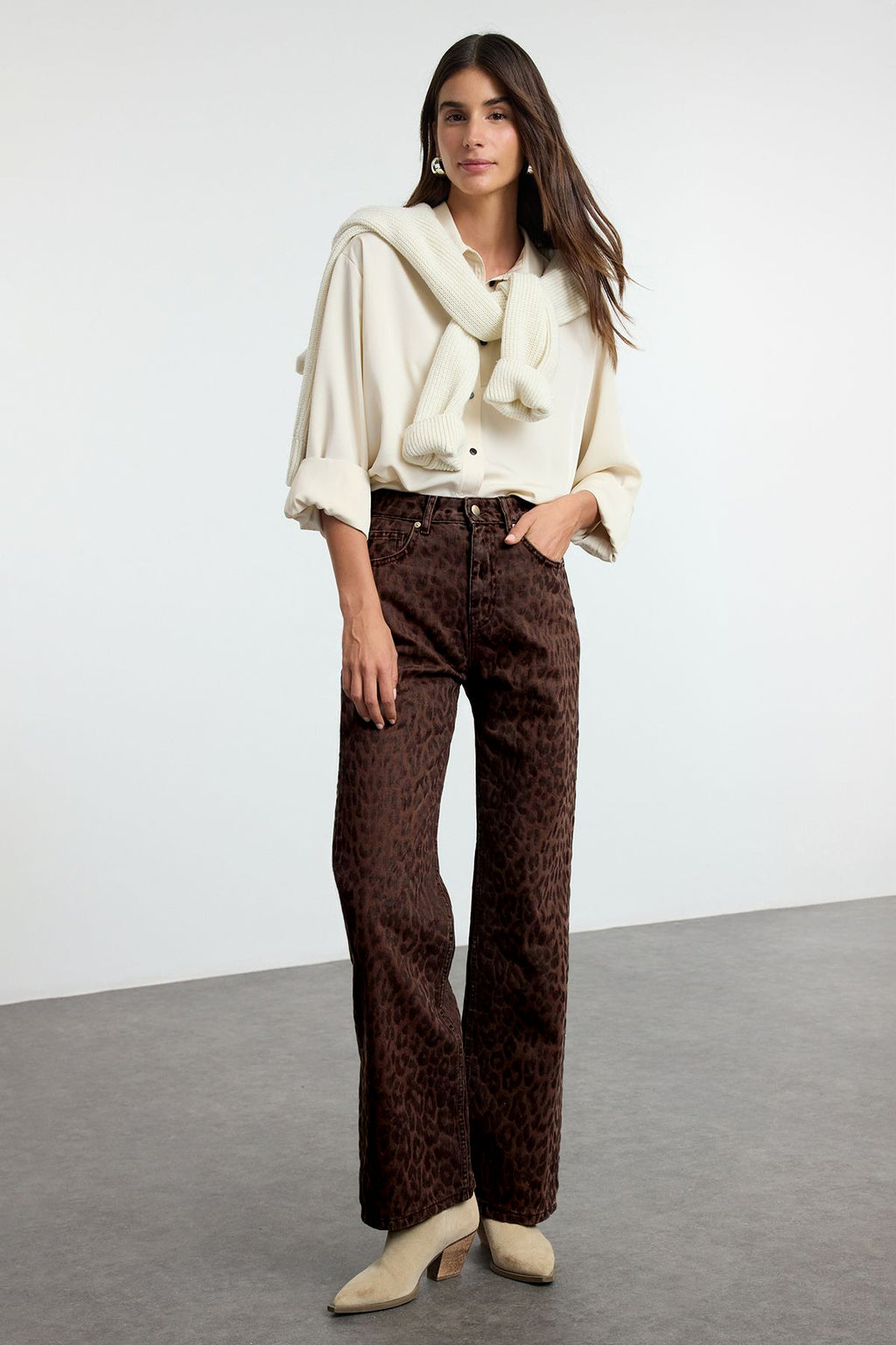 Trendyolmilla Siyah Süet Görünümlü Leopar Desenli Yüksek Bel Wide Leg Jeans TWOAW25JE00394