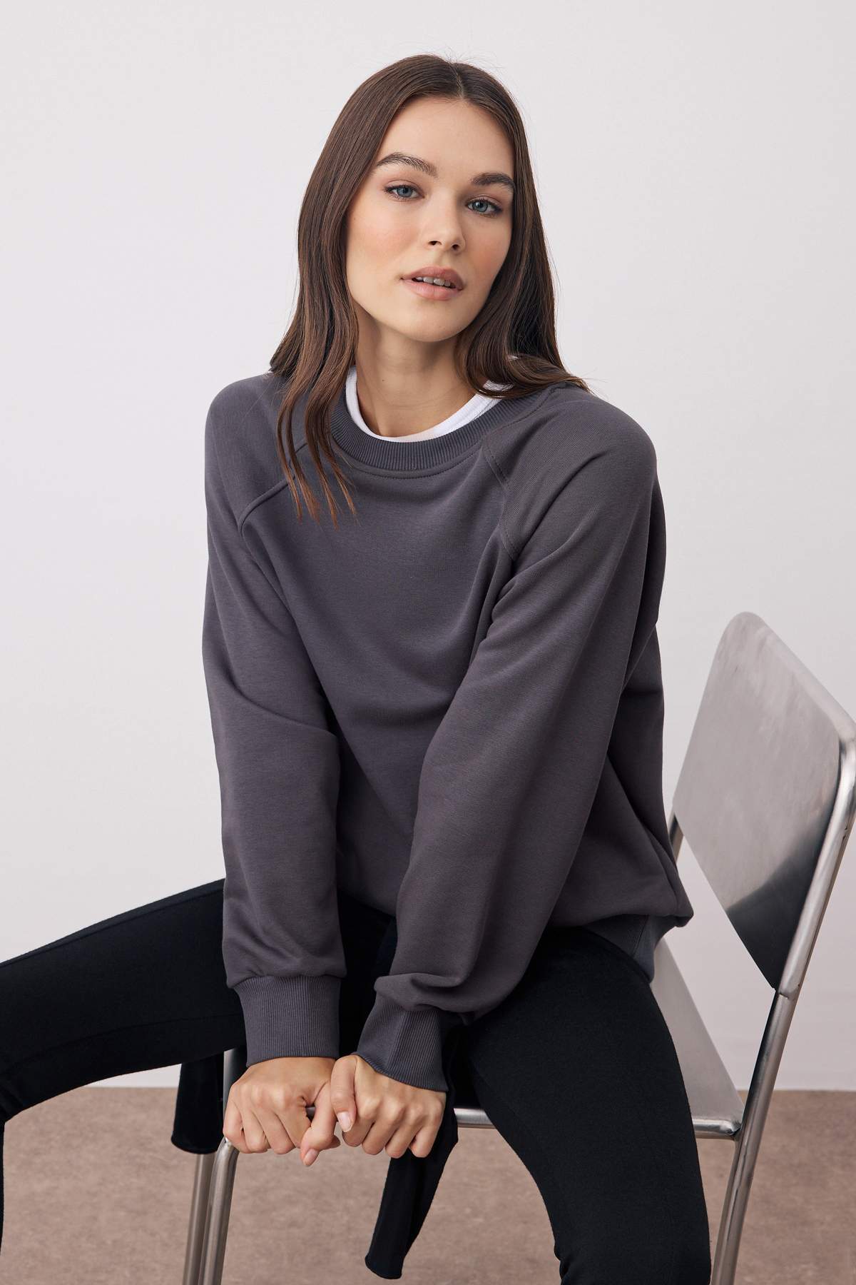 Trendyolmilla Antrasit Relaxed/Rahat Kalıp Basic Reglan Kol Bisiklet Yaka Örme Sweatshirt TWOAW26SW00030