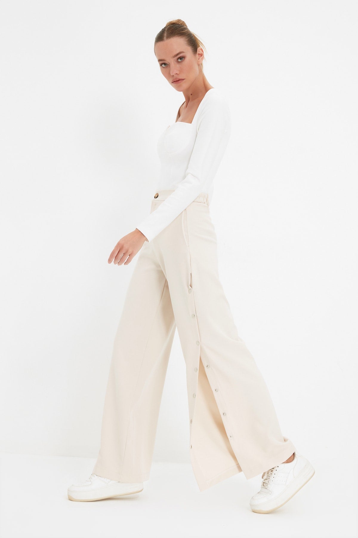 Trendyolmilla Taş Wide Leg/Geniş Paça Yanları Düğmeli Dokuma Kumaş Pantolon TWOSS20PL0398