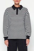 Siyah Çizgili Polo Yaka Kalın İçi Polarlı Oversize Örme Sweatshirt TWOAW24SW00344