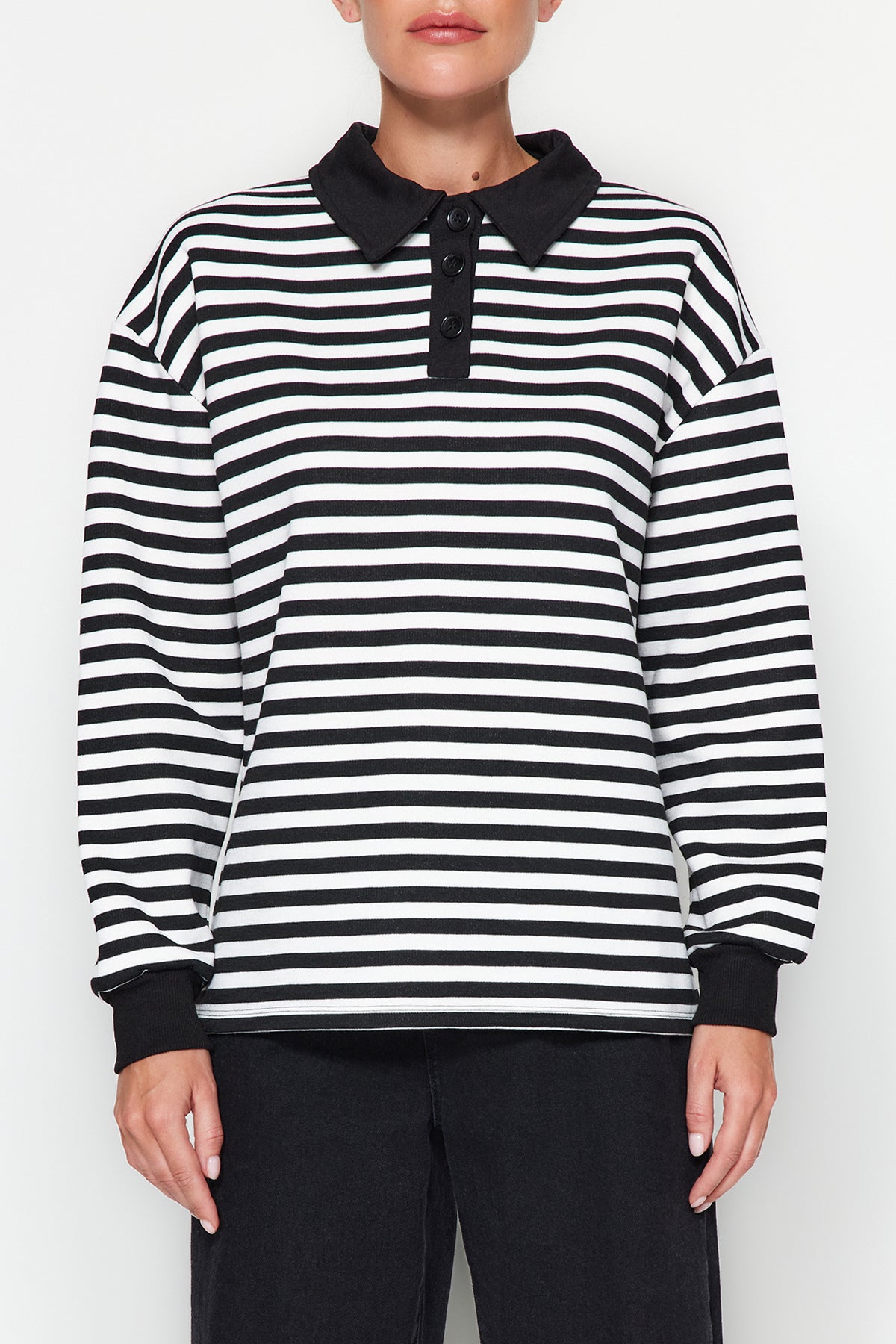 Siyah Çizgili Polo Yaka Kalın İçi Polarlı Oversize Örme Sweatshirt TWOAW24SW00344
