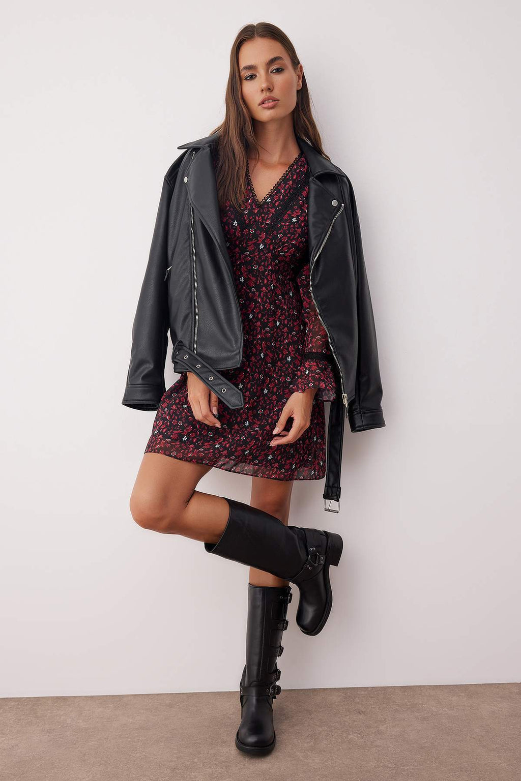 Bordo Çiçekli Aksesuar Detaylı Kısa / Mini Astarlı Şifon Dokuma Elbise TWOAW26EL00084