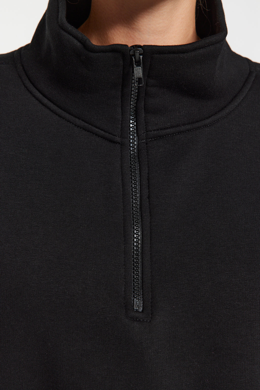 Trendyolmilla Siyah Rahat Kesim Crop Basic Fermuarlı Dik Yaka Kalın İçi Polarlı Örme Sweatshirt TWOAW24SW00221