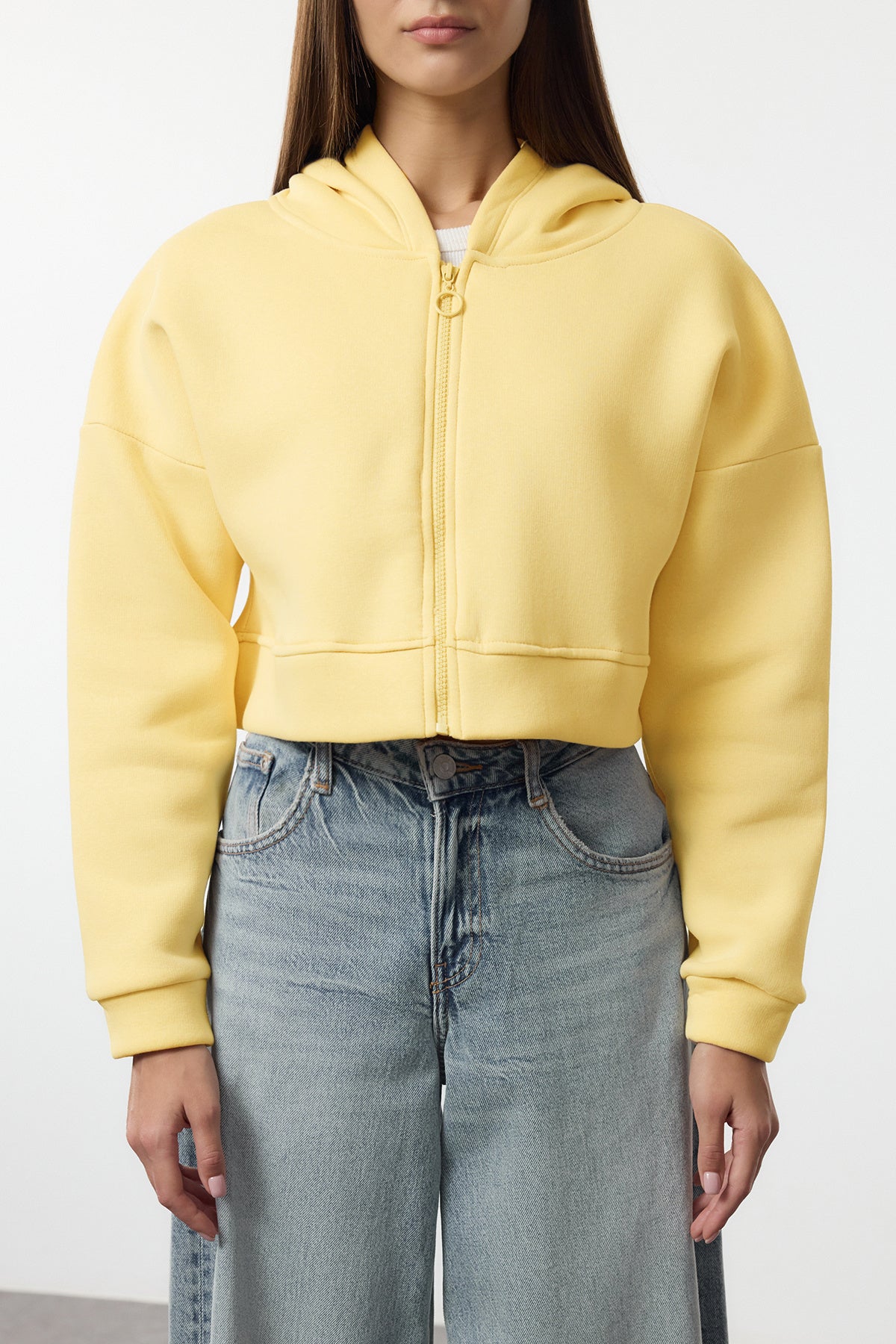Trendyolmilla Açık Sarı Fermuarlı Kapüşonlu Rahat Kesim Crop Kalın İçi Polarlı Örme Sweatshirt TWOAW20SW0660