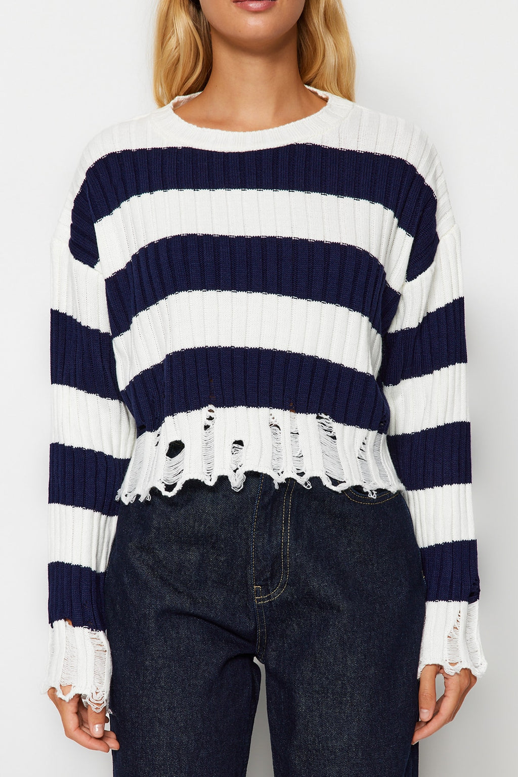 Trendyolmilla Siyah Crop Geniş Kalıp Çizgili Triko Kazak TWOAW24KZ00905