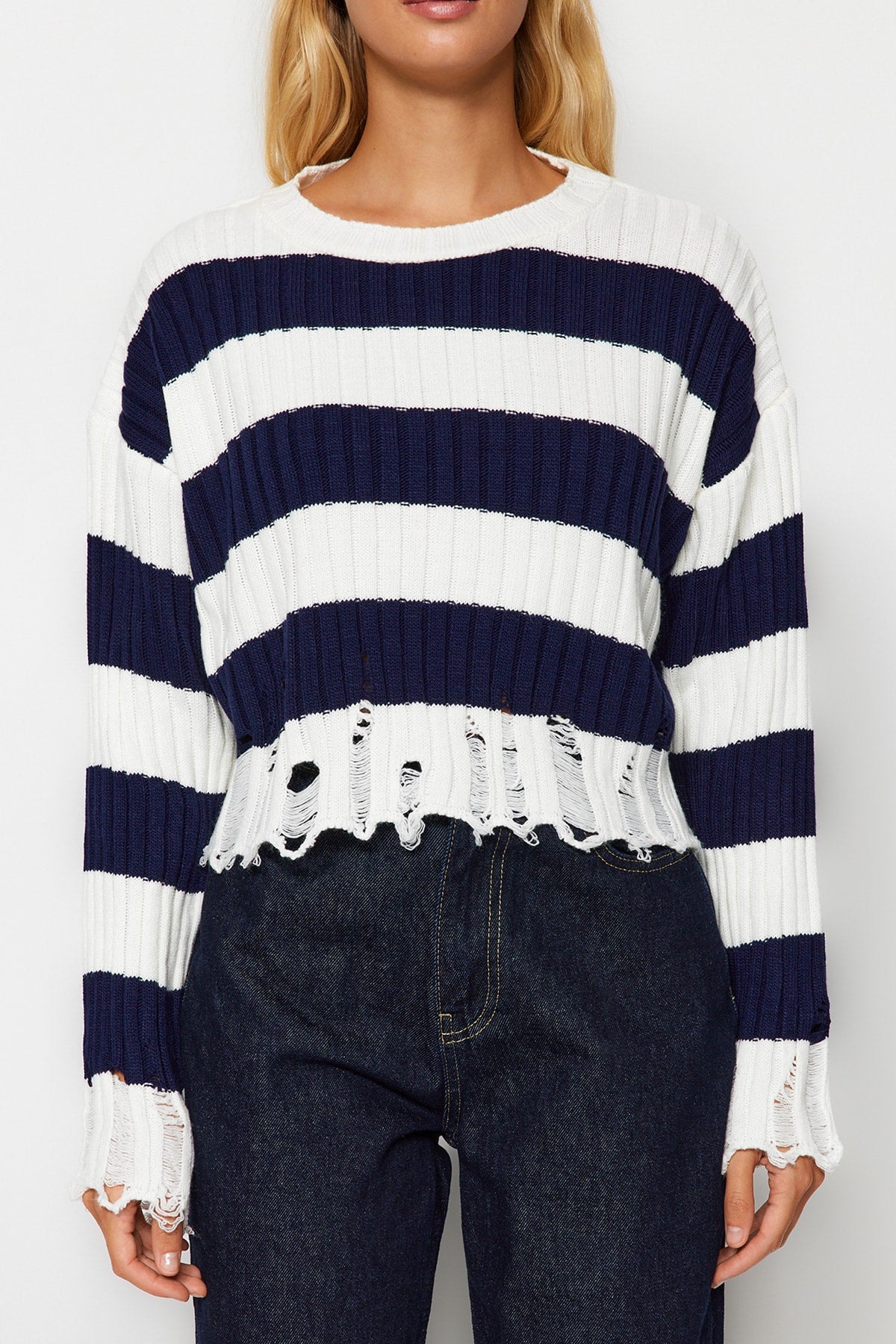 Trendyolmilla Siyah Crop Geniş Kalıp Çizgili Triko Kazak TWOAW24KZ00905
