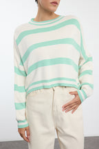 Trendyolmilla Lacivert Crop Çizgili Triko Kazak TWOAW23KZ00205