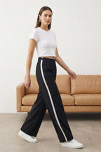 Siyah Yanları Şerit Detaylı Wide Leg/Geniş Paça Dökümlü Kumaş Pantolon TWOAW26PL00066