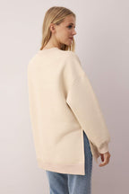 Trendyolmilla Ekru Oversize/Geniş Kalıp Yırtmaç Detaylı Kalın İçi Polarlı Örme Sweatshirt TWOAW23SW00195