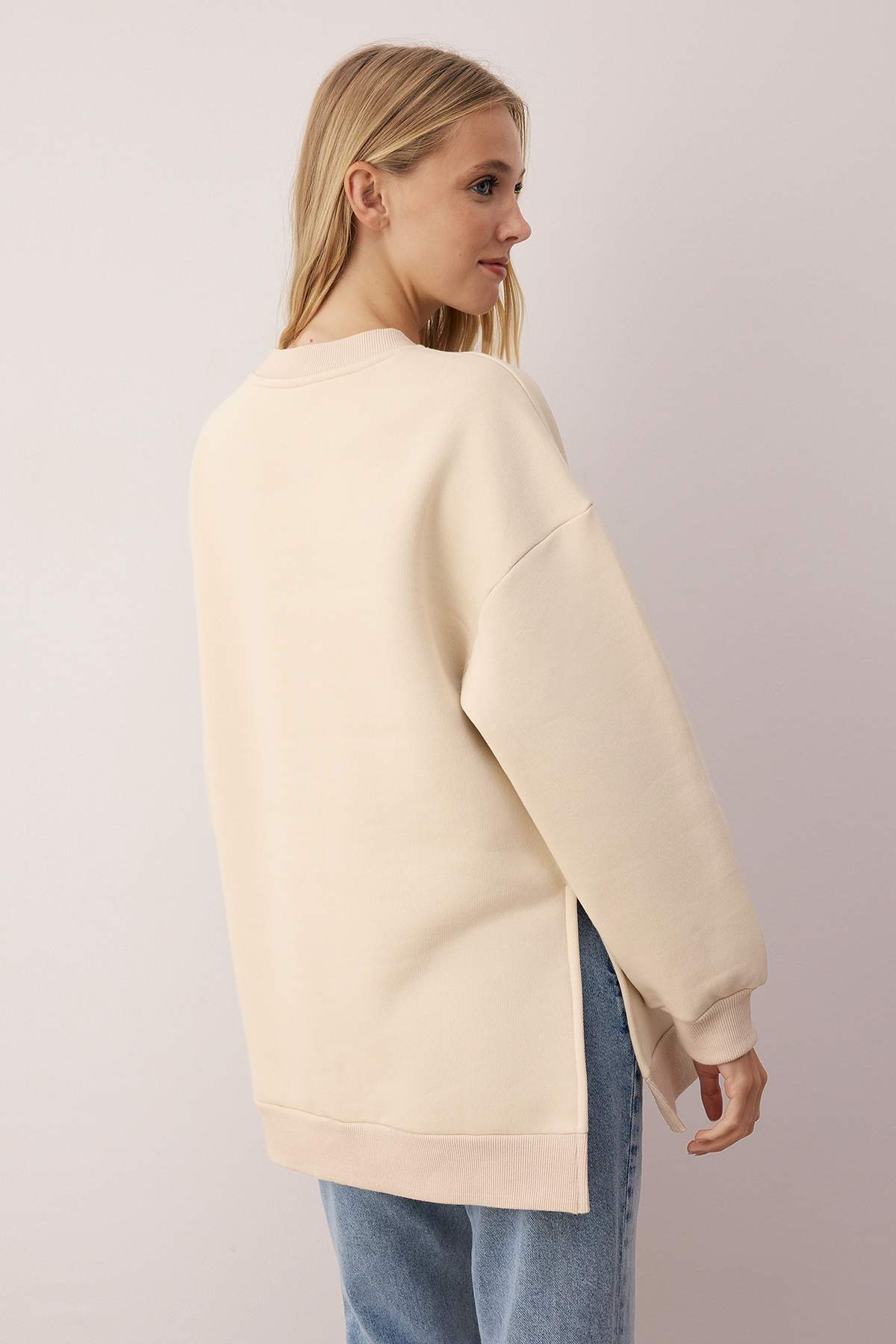 Trendyolmilla Ekru Oversize/Geniş Kalıp Yırtmaç Detaylı Kalın İçi Polarlı Örme Sweatshirt TWOAW23SW00195