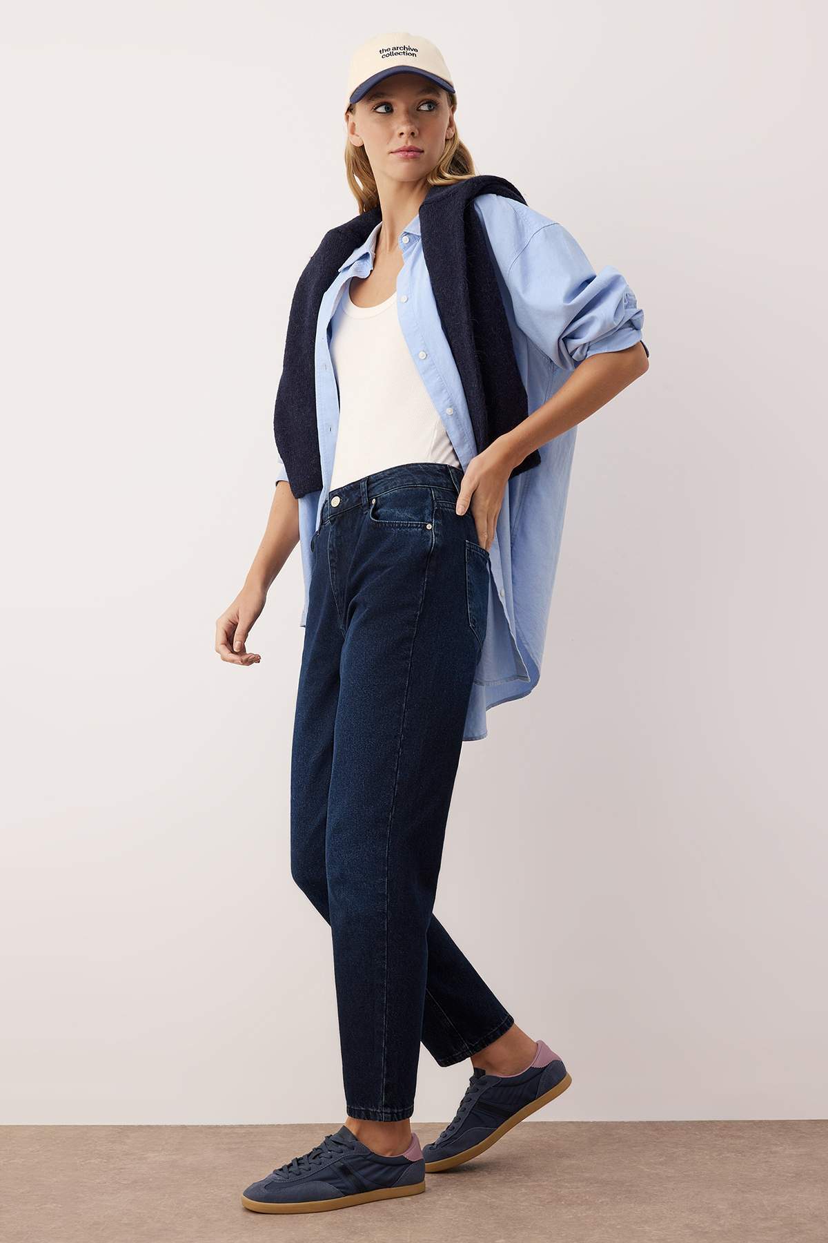 Trendyolmilla Gece Mavisi Yüksek Bel YENİ MOM %100 pamuk Non-Stretch Jeans TWOAW26JE00054