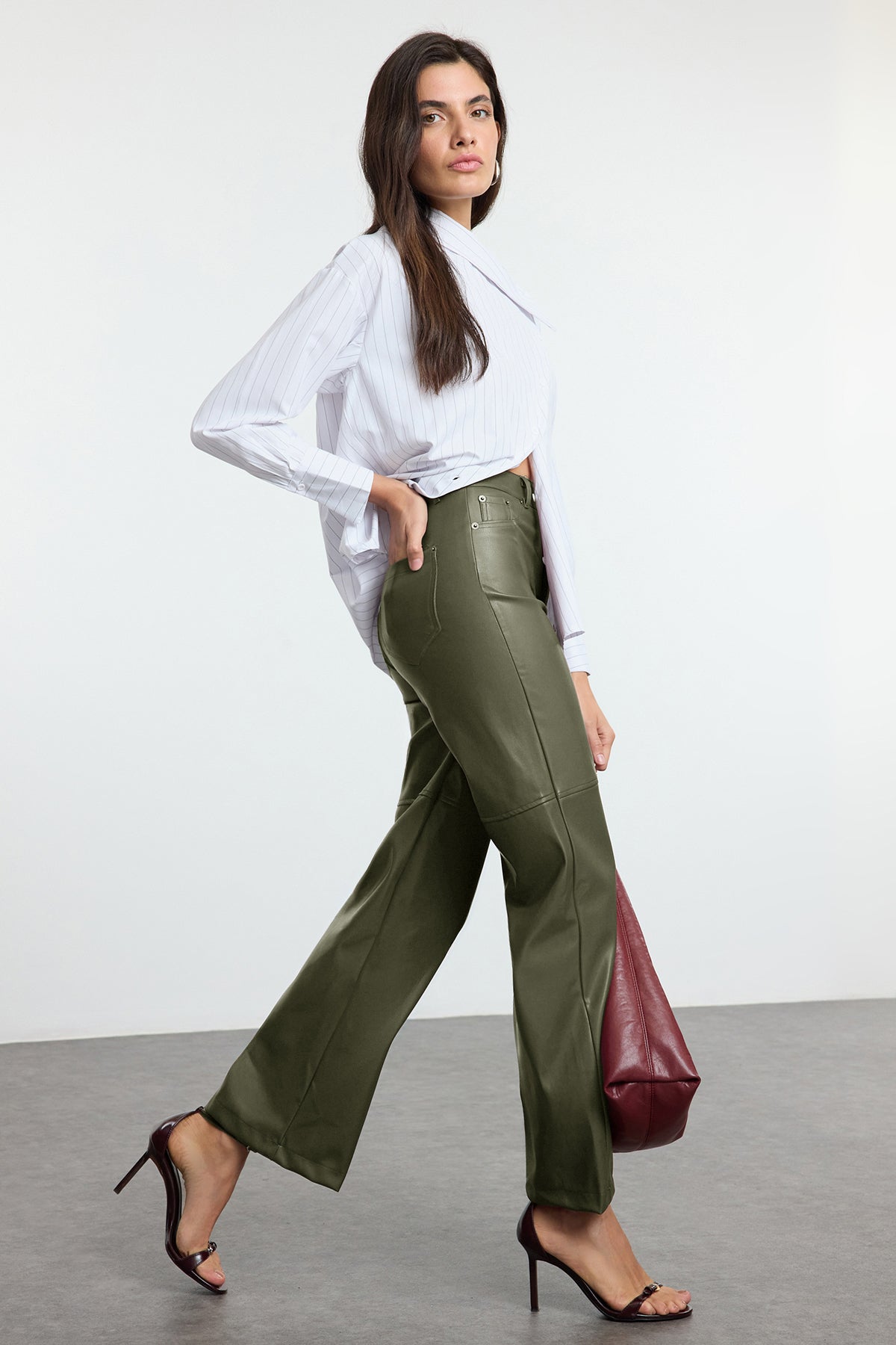 Trendyolmilla Kahverengi Relaxed/Rahat Straight/Boru Paça Dikiş Detaylı Örme Deri Pantolon TWOAW25PL00068