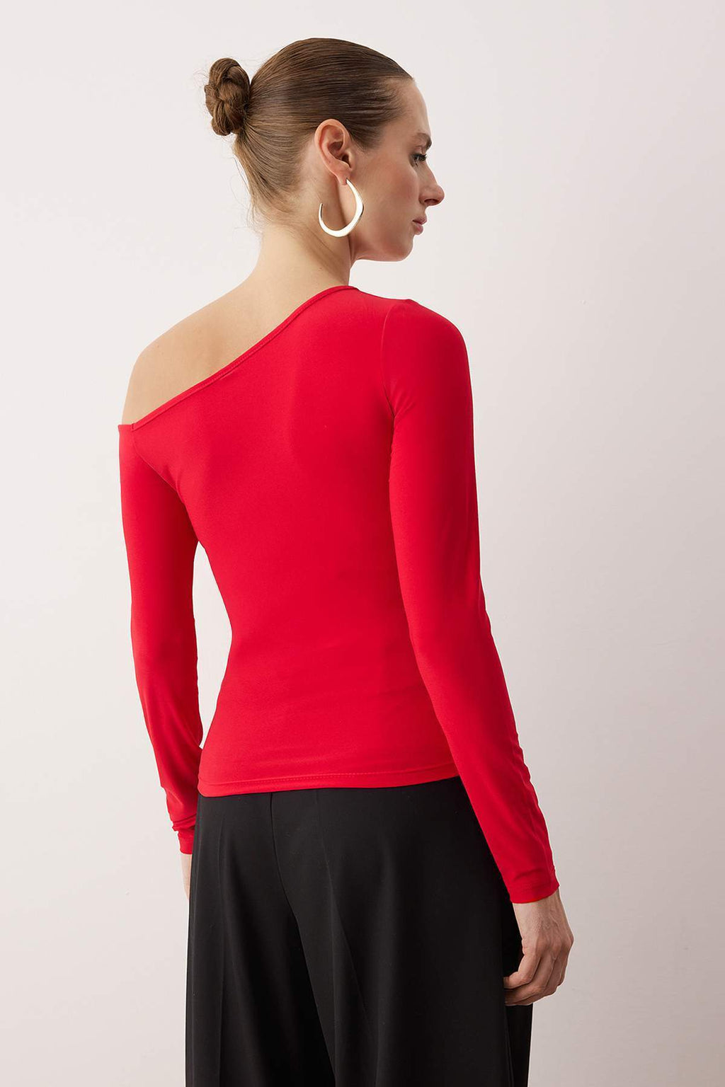 Trendyolmilla Haki Fitted Düşük Omuzlu Aksesuar Detaylı Asimetrik Yaka Esnek Örme Bluz TWOAW26BZ00075