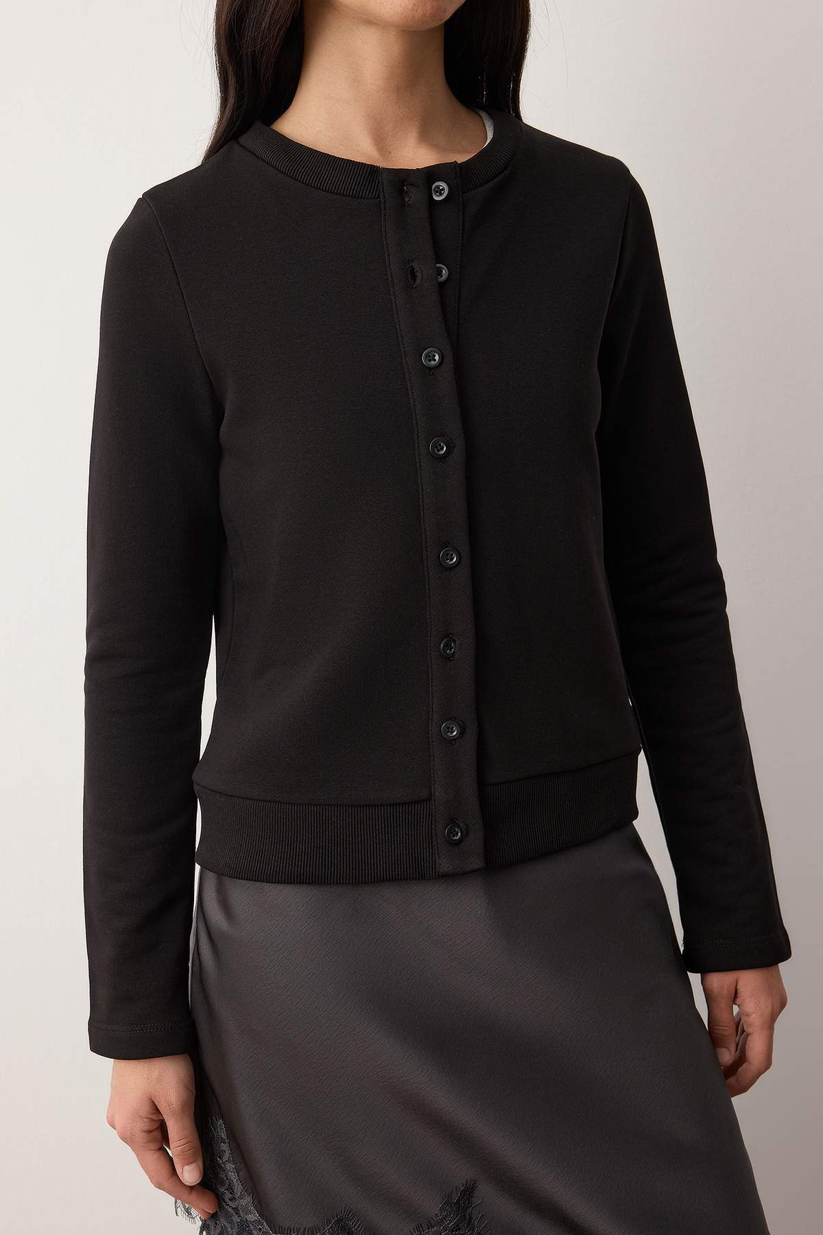 Trendyolmilla Siyah Düğmeli Regular/Normal Kalıp Örme Sweatshirt TWOAW26SW00162