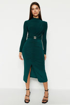 Trendyolmilla Siyah Fitted/Vücuda Oturan Dik Yaka Drapeli Kemerli Esnek Örme Kalem Elbise TWOAW22EL0434