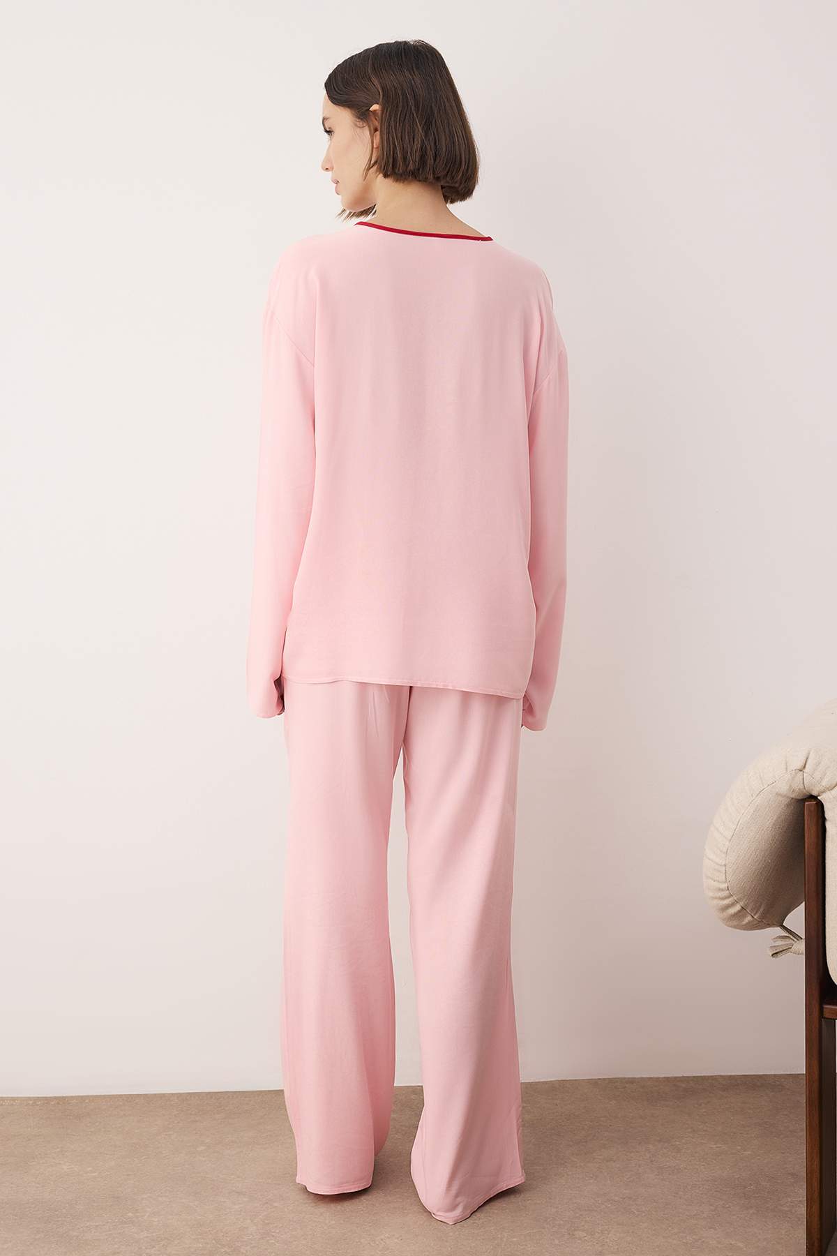 Trendyolmilla Siyah Kurdele/Fiyonk ve Biye Detaylı Viskon Dokuma Pijama Takımı THMAW26PT00007