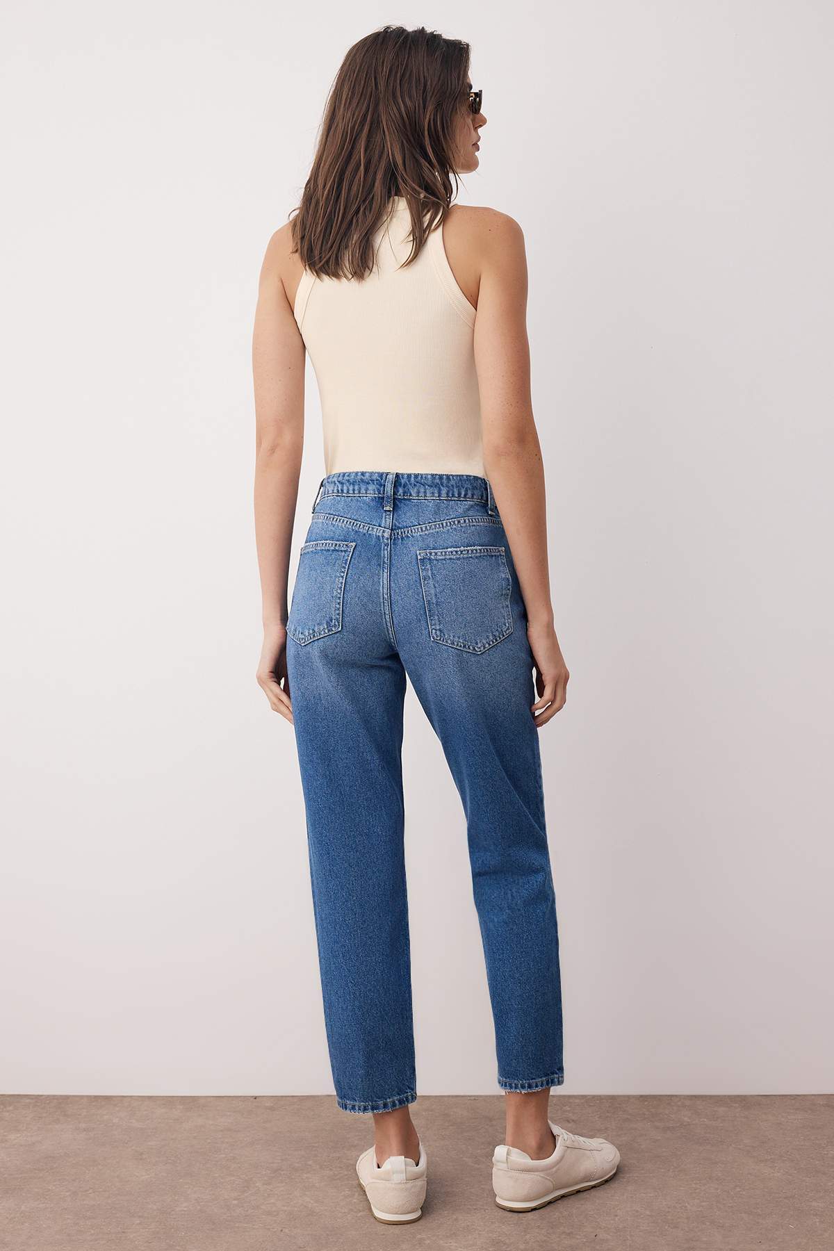 Trendyolmilla Gece Mavisi Yüksek Bel YENİ MOM %100 pamuk Non-Stretch Jeans TWOAW26JE00054
