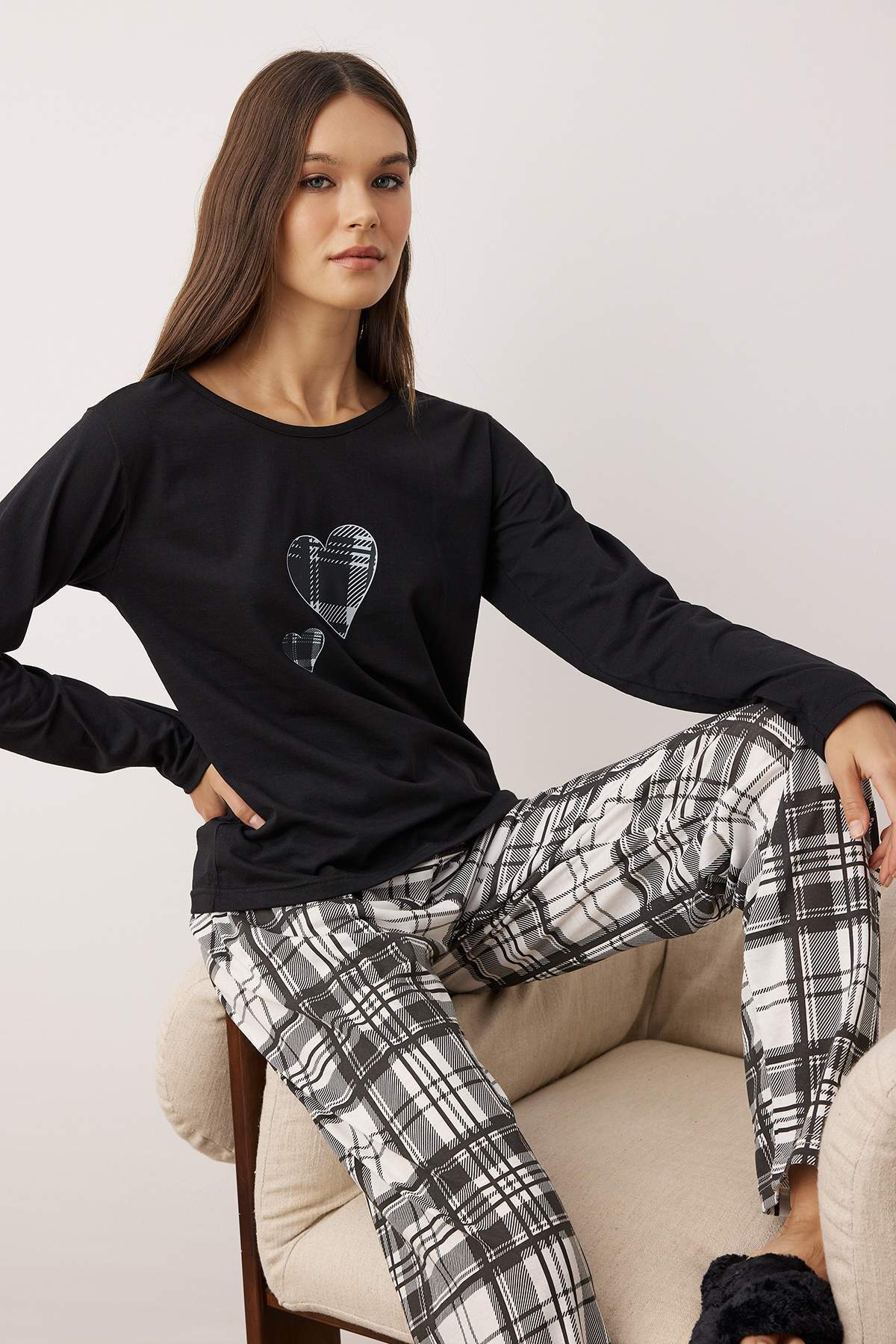 Trendyolmilla Siyah-Kırmızı Pamuklu Yılbaşı Temalı Ekoseli Örme Pijama Takımı THMAW25PT00220
