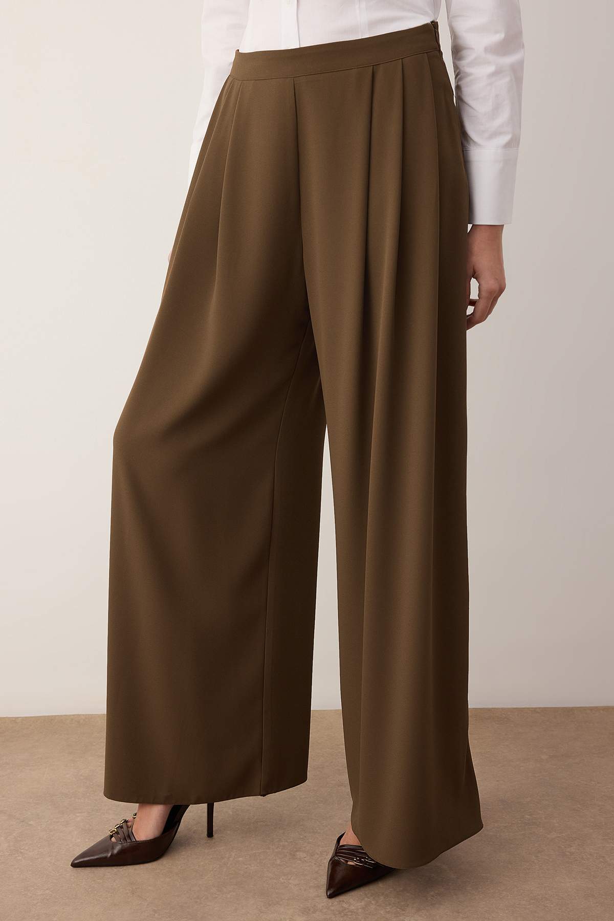 Trendyolmilla EXCLUSIVE Açık Haki Çift Pilili Dökümlü Kumaş Extra Wide Leg Geniş Paça Pantolon TWOAW26PL00122
