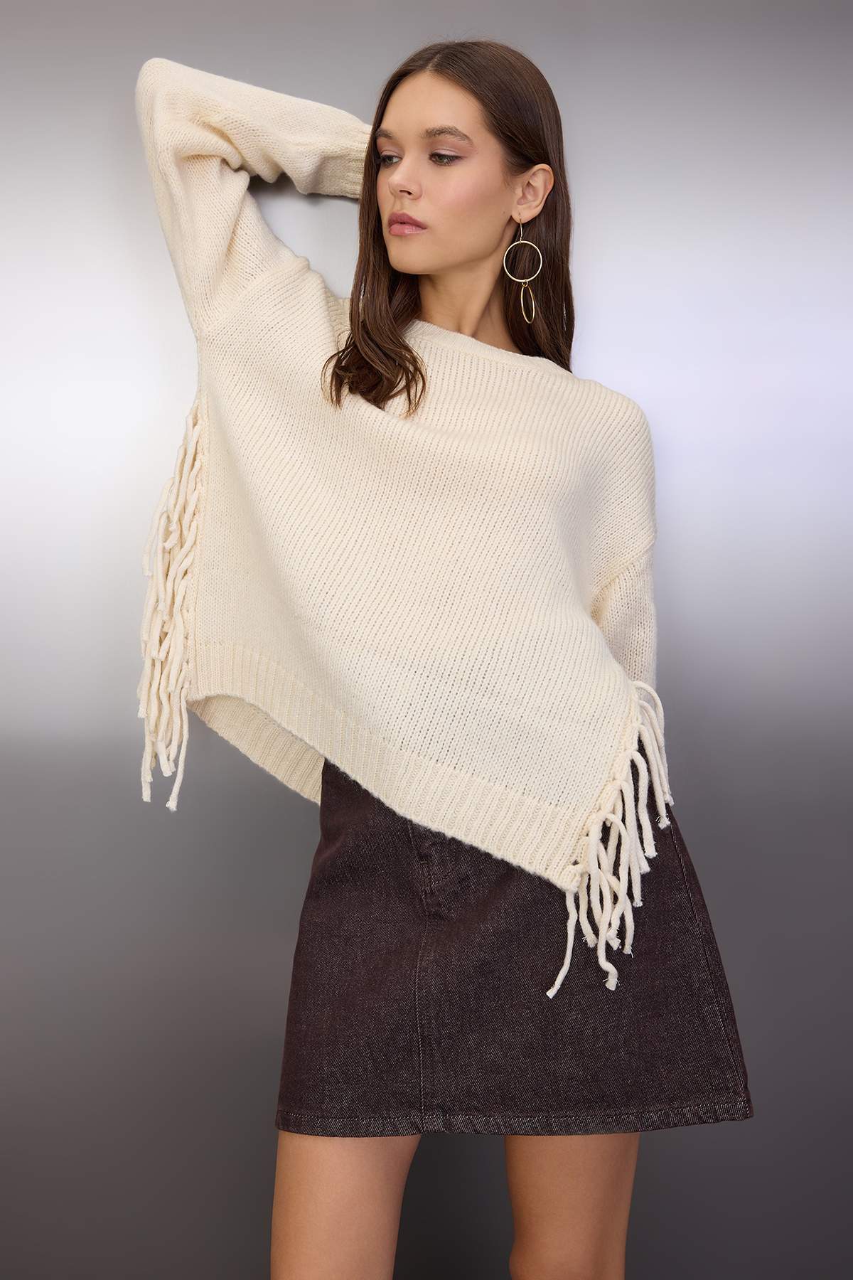 Ekru Yumuşak Dokulu Geniş Kalıp Püskül Detaylı Triko Kazak TWOAW26KZ00234 Main image