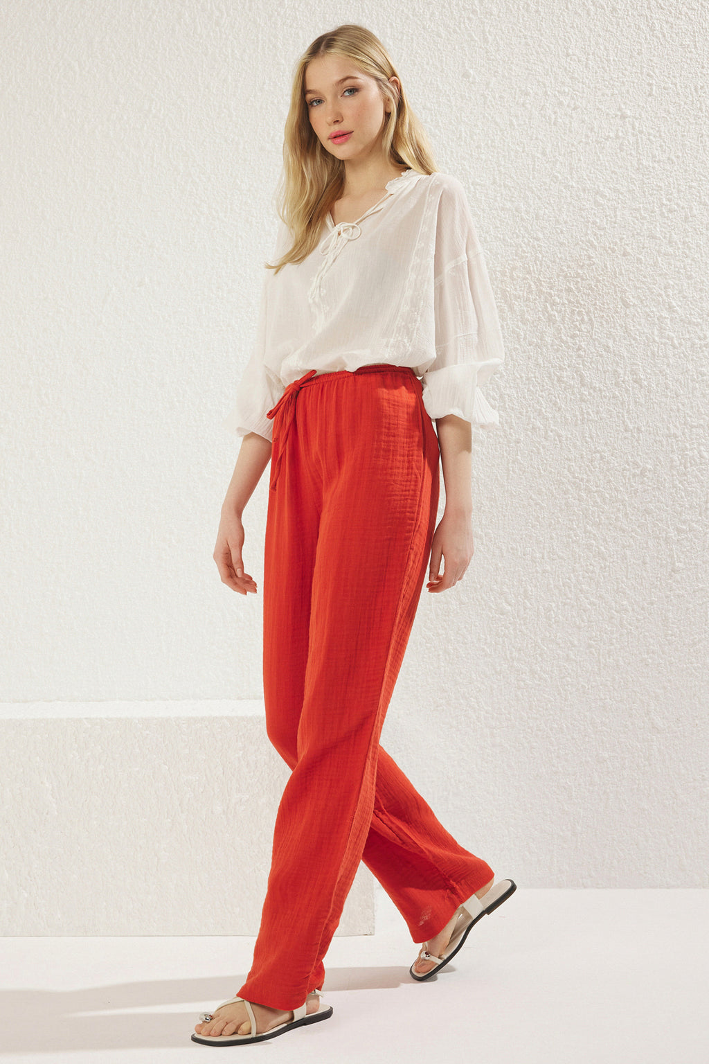 Trendyolmilla Vizon Müslin Beli Lastikli İnce Kumaş Wide Leg/Geniş Paça Dokuma Pantolon TWOSS25PL00067