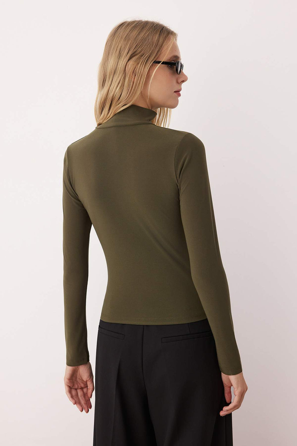Trendyolmilla Siyah Fitted/Vücuda Oturan Uzun Kollu Dik Yaka Fitilli Esnek Örme Bluz TWOAW25BZ00078