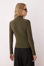 Trendyolmilla Siyah Fitted/Vücuda Oturan Uzun Kollu Dik Yaka Fitilli Esnek Örme Bluz TWOAW25BZ00078
