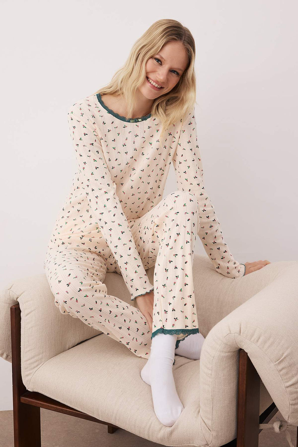 Ekru %100 Pamuklu Çiçekli Dantel Detaylı Fitilli/Pointel Örme Pijama Takımı THMAW26PT00207