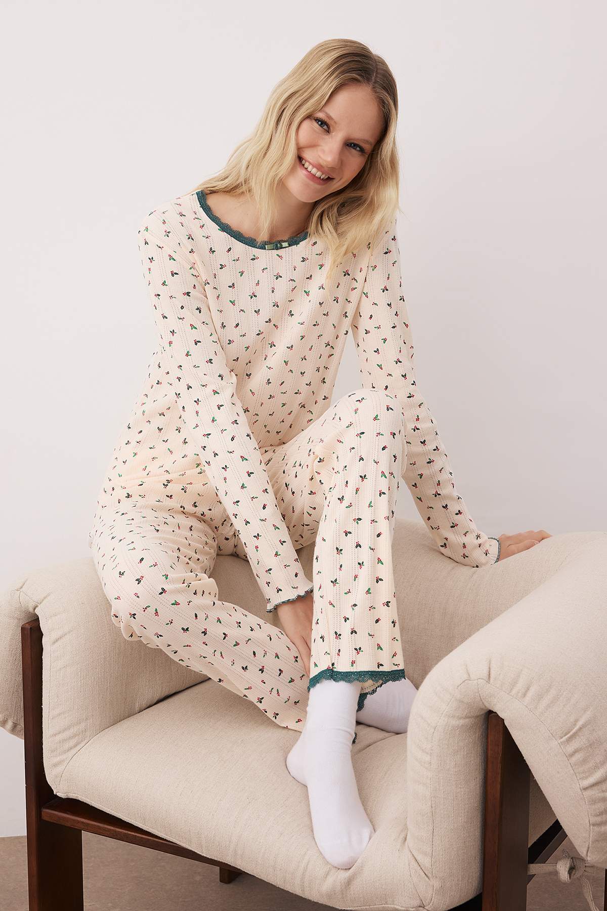 Ekru %100 Pamuklu Çiçekli Dantel Detaylı Fitilli/Pointel Örme Pijama Takımı THMAW26PT00207