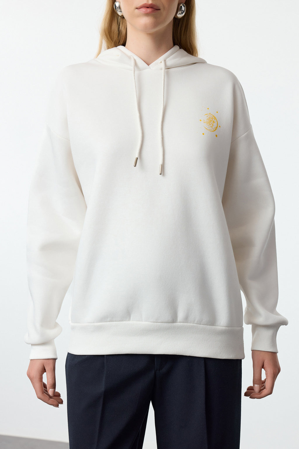 Trendyolmilla Ekru Kalın İçi Polarlı Kapüşonlu Baskılı Oversize/Geniş Kalıp Örme Sweatshirt TWOAW24SW00136