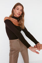 Trendyolmilla Bordo Carmen Yaka Choker Detaylı Fitted/Vücuda Oturan Crop Fitilli Örme Bluz TWOAW22BZ0531