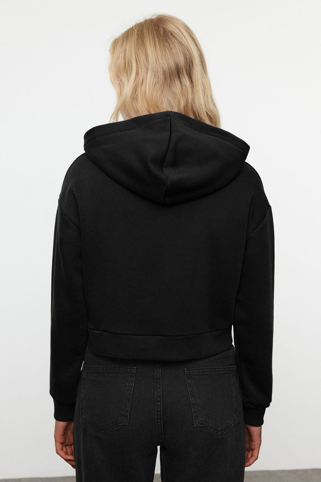 Trendyolmilla Siyah Kalın İçi Polarlı Kapüşonlu Rahat Kesim Crop Basic Örme Sweatshirt TWOAW24SW00105