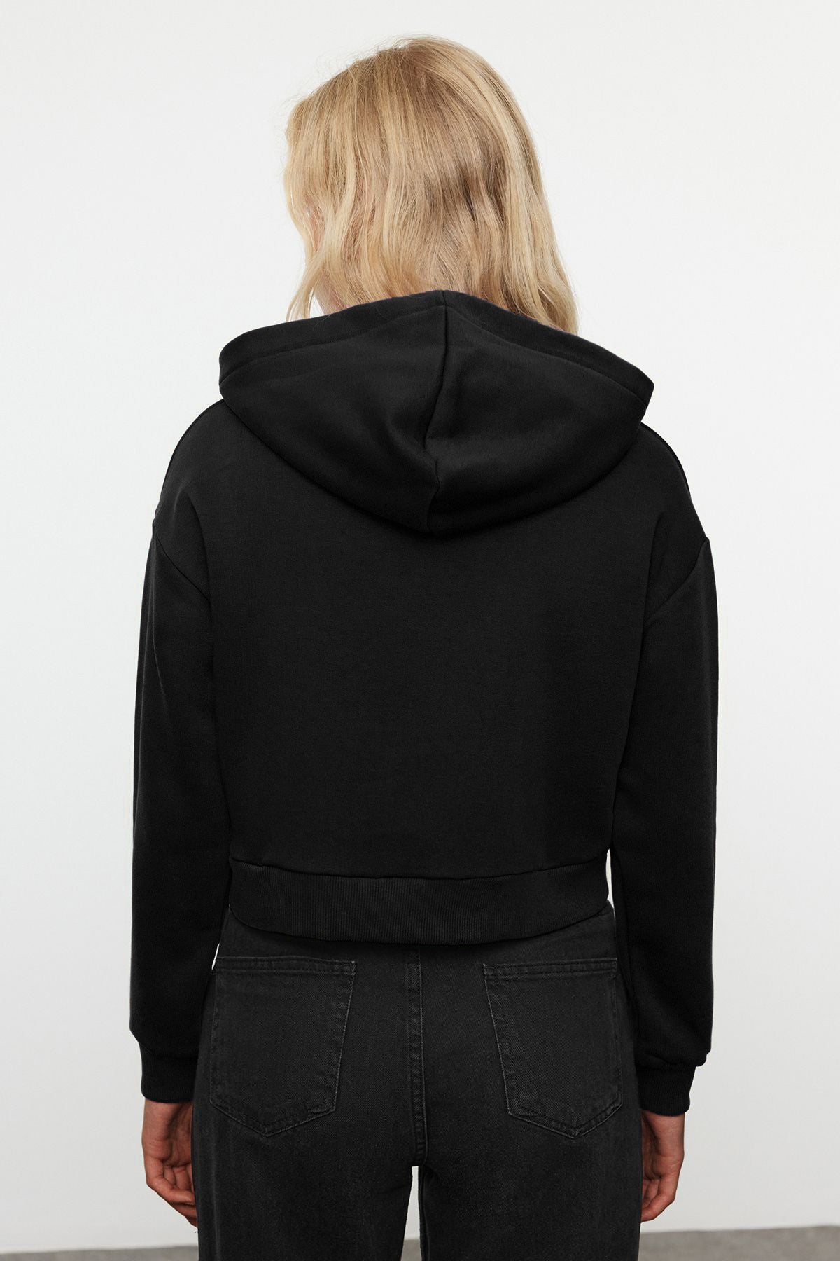 Trendyolmilla Siyah Kalın İçi Polarlı Kapüşonlu Rahat Kesim Crop Basic Örme Sweatshirt TWOAW24SW00105