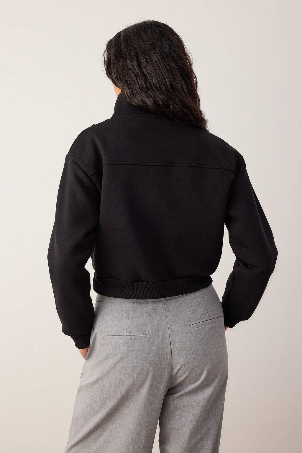 Trendyolmilla Siyah Kalın İçi Polarlı Dik Yaka Yarım Pat Fermuarı Crop Örme Sweatshirt TWOAW26SW00233