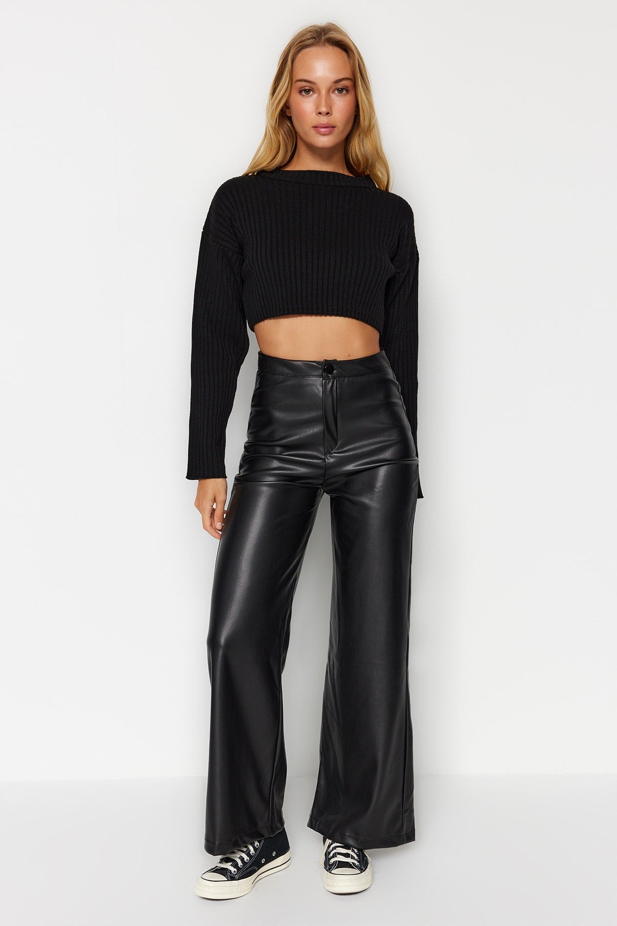 Siyah Suni Deri Wide Leg Cep Detaylı Örme Pantolon TWOAW24PL00103 Main image