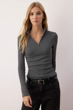 Trendyolmilla Siyah Fitted/vücuda Oturan Fermuarlı Yaka Esnek  Örme Bluz TWOAW25BZ00163
