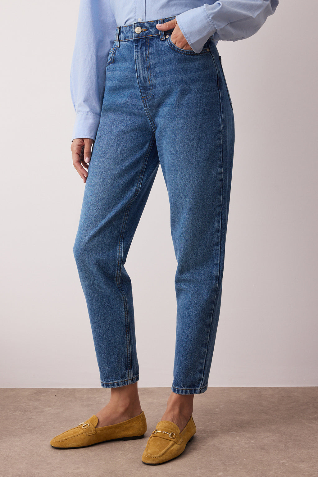 Trendyolmilla Koyu Mavi Yüksek Bel Mom %100 Pamuk Non-Stretch Jeans TWOSS25JE00277