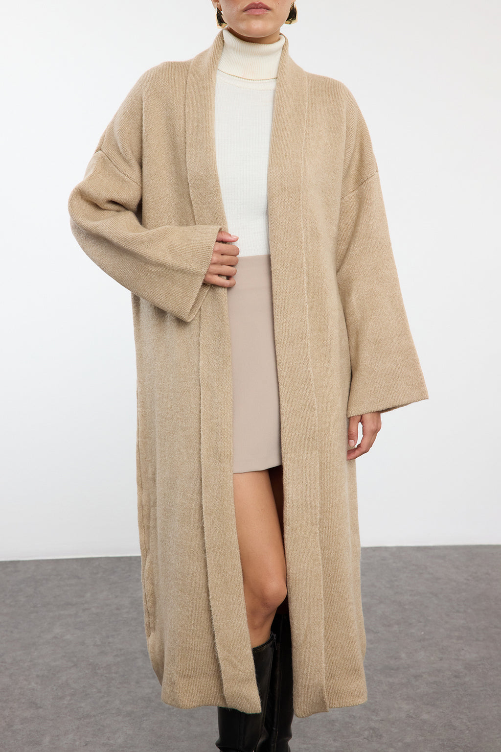 Bej Yumuşak Dokulu Kalın Basic Kaban Görünümlü Triko Hırka TWOAW25HI00097